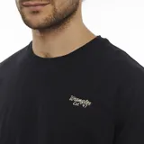 Remera de hombre Wrangler color azul marino, de corte clásico, manga corta y cuello redondo. Estampado pequeño con el logo de la marca en el pecho.