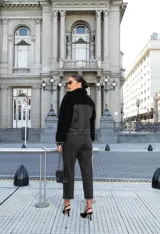 Campera corta de denim negro combinada con corderito sintético negro en cuello y mangas. Presenta cierre frontal con botones metálicos y bolsillos frontales con solapa.
