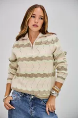Sweater de punto con cuello alto y cierre frontal, de manga larga. Presenta un patrón de ondas en tonos beige, verde claro y blanco.