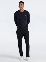 Buzo de cuello redondo azul marino de algodón, con logo del pingüino bordado en el pecho. Puños y cintura acanalados.