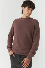 Sweater marrón liso de algodón con cuello redondo y costuras a contratono.