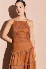 Top corto de tirantes finos en color turquesa, con diseño de escote cuadrado y detalles de volados aplicados en color beige brillante.