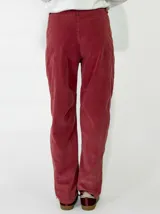 Pantalon de pana color marron oscuro, de corte recto y tiro medio, con costuras reforzadas en las rodillas y cierre frontal con boton.