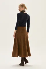 Remera de manga larga color marrón, con escote en V y calce al cuerpo.