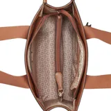 Cartera tipo tote bag Guess modelo Jackie, confeccionada en algodón color beige con detalles y asas en marrón. Cuenta con el logotipo de la marca bordado en el frente y un charm colgante en forma de cereza con un pequeño candado dorado.
