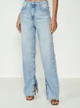 Pantalón de jean celeste con corte recto y aberturas en el ruedo.