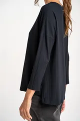 Remera blanca de viscosa con elastano, corte oversize y mangas 3/4.