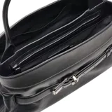 Cartera tipo satchel de cuero negro con diseño estructurado, correa de hombro y detalle de cinturón decorativo con hebilla metálica plateada en la parte frontal.