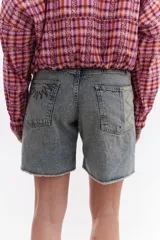 Bermuda de denim negro tipo jeans, con tiro medio, bolsillos traseros con bordado en contraste y ruedo desflecado.