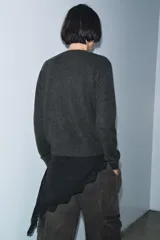Jersey de cuello redondo y manga larga, confeccionado en hilatura de cashmere 100% con acabados en rib.
