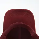 Gorra de béisbol color bordó con bordado frontal de la frase 'Creative Club'.