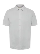 Camisa de manga corta color gris, confeccionada en lino orgánico con cierre frontal de botones, cuello camisero y sutil bordado del logo de la marca en el pecho.