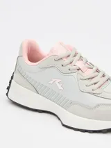 Championes urbanos Rusty modelo Loraine, color blanco con detalles en beige claro. Presentan un diseño de paneles superpuestos en gamuza y tela técnica, con suela dentada y logo de la marca en el lateral.