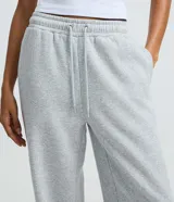 Pantalón recto de mujer confeccionado en una mezcla de algodón y poliéster con interior de felpa. Presenta cintura elástica con cordón ajustable y un corte holgado de pierna recta.