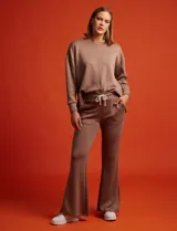 Pantalón de jogging negro de pierna ancha, con pretina ancha elastizada, lazo de ajuste y bolsillos delanteros.