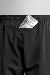 Pantalón de entrenamiento slim fit Zara Athleticz color negro, confeccionado en tejido técnico ligero y elástico con estructura combinada a contraste. Cuenta con cintura elástica ajustable con cordón, bolsillos frontales y trasero con cierre de cremallera, y bajo ajustable con cremallera en los laterales.