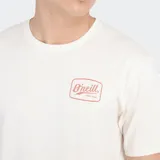 Remera de manga corta color beige, con cuello redondo y pequeño logo de la marca estampado en el pecho.