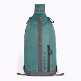 Mochila tipo bandolera de 8 litros, color verde oscuro con detalles en gris. Cuenta con un compartimento principal con cierre lateral, correa ajustable para uso ambidiestro, panel trasero de espuma EVA y correas de compresión.