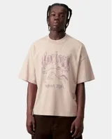 Remera de manga corta Carhartt en color beige, con corte holgado y estampa frontal en color violeta que incluye el nombre de la marca con tipografía gótica, un dibujo de un perro y la inscripción Detroit, Mich.