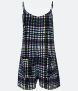 Enterito corto con tirantes finos y estampado a cuadros en tonos blanco, negro, verde y amarillo.