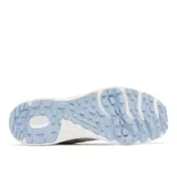 Zapatillas Columbia modelo Bethany de estilo urbano, color beige con detalles en tonos claros. Presentan una combinación de malla transpirable y sobrecapas de ante, con una mediasuela blanca estable y suela de caucho de alta tracción.