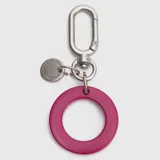 Llavero tipo charm con mosquetón metálico plateado, placa circular grabada con la marca Bubba y un aro circular de color fucsia.