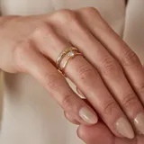Par de alianzas bombé de oro amarillo de 18k, con un ancho de 3 mm y un espesor de 1.3 mm, de diseño clásico y acabado liso brillante.