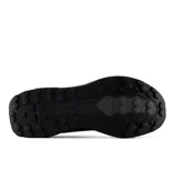 Championes New Balance modelo Garoé V2 para hombre, color negro con detalles en naranja en la entresuela. Diseñados para trail running, con capellada de malla transpirable, refuerzos sintéticos y suela con tecnología AT Tread.