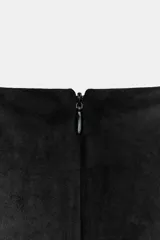 Vestido corto de cuello redondo y manga sisa, confeccionado en tejido efecto ante. Presenta un diseño ajustado en el torso con bajo acabado en doble volante. Cierre posterior con cremallera.