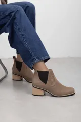 Botas tipo Chelsea de cuero color tostado con paneles elásticos laterales negros, taco de bloque cuadrado con efecto madera y puntera redondeada.