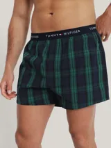 Pack de tres bóxers de algodón con cintura elástica con logo Tommy Hilfiger. Incluye un bóxer a cuadros azules y blancos, un bóxer negro con lunares blancos y un bóxer a cuadros verdes y azules.