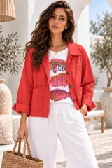 Chaqueta roja de gabardina elastizada, con cuello camisero, cierre frontal de botones oscuros y bolsillos delanteros parche. Cuenta con mangas largas de corte amplio.