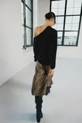 Pantalón bombacho de tiro medio con estampado animal print, bolsillos delanteros, bajo con puño y cierre frontal con cremallera y gancho metálico.