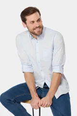 Camisa de hombre color celeste, de manga larga con presilla para enrollar, bolsillo en el pecho y confeccionada 100% en algodón.