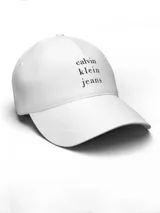 Gorra de béisbol blanca de algodón con logo 'calvin klein jeans' bordado en negro en el frente.