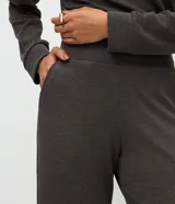Pantalón recto color marrón de tejido anarruga, con cintura elástica ancha y bolsillos laterales funcionales.