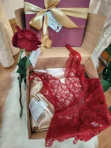 Body de encaje rojo con diseño floral, breteles finos y escote profundo, confeccionado con delicada transparencia.