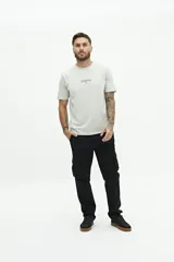 Pantalón cargo negro de corte recto sin puños, con bolsillos laterales con solapa y botón, bolsillos delanteros y traseros, y pasacintos en la cintura.