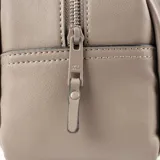 Cartera tipo baúl color gris, confeccionada en cuero sintético texturizado. Cuenta con doble asa de mano, correa bandolera regulable y extraíble, cierre superior, herrajes plateados, un bolsillo interno con cierre, dos bolsillos internos abiertos y forro de tela de algodón y poliéster.