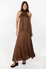 Top de satén fluido y crep texturado, color marrón, con diseño halter que se ata al cuello y deja los hombros y la espalda descubiertos.