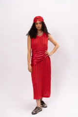 Vestido largo rojo de tejido de punto con rayas verticales texturizadas.