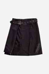 Minifalda negra de cuero sintético con cinturón con hebilla metálica y ojales.