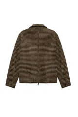 Campera de paño con diseño de cuadros en tonos café y negro, cuello clásico, cierre frontal con cremallera y bolsillos laterales.