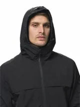 Campera rompevientos de nylon color gris, con capucha ajustable, cierre frontal completo, bolsillos laterales con cierre, puños elásticos y ruedo ajustable.