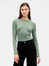 Remera de manga larga confeccionada en tejido rib, con cuello redondo y ajuste al cuerpo.