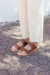 Sandalias de cuero marrón Austera modelo Parma, hechas a mano en Uruguay, con doble tira ancha sobre el empeine y suela plana.