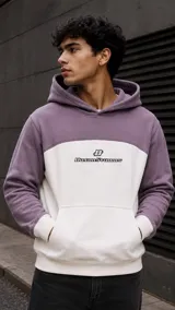 Canguro de diseño bicolor en tonos lila y blanco, con capucha, bolsillo frontal tipo canguro y el logotipo de Duxon Studios bordado en el pecho.