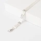 Pulsera de plata 925 con diseño de eslabones tipo Bismark, caracterizada por su estructura plana y entrelazada que ofrece un acabado brillante y sofisticado.