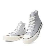 Championes Converse Ctas Lift Hi de lona brillante con acabado metalizado plateado, diseño de caña alta, plataforma y cordones blancos.