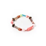 Pulsera elástica con cuentas de diferentes formas y colores.